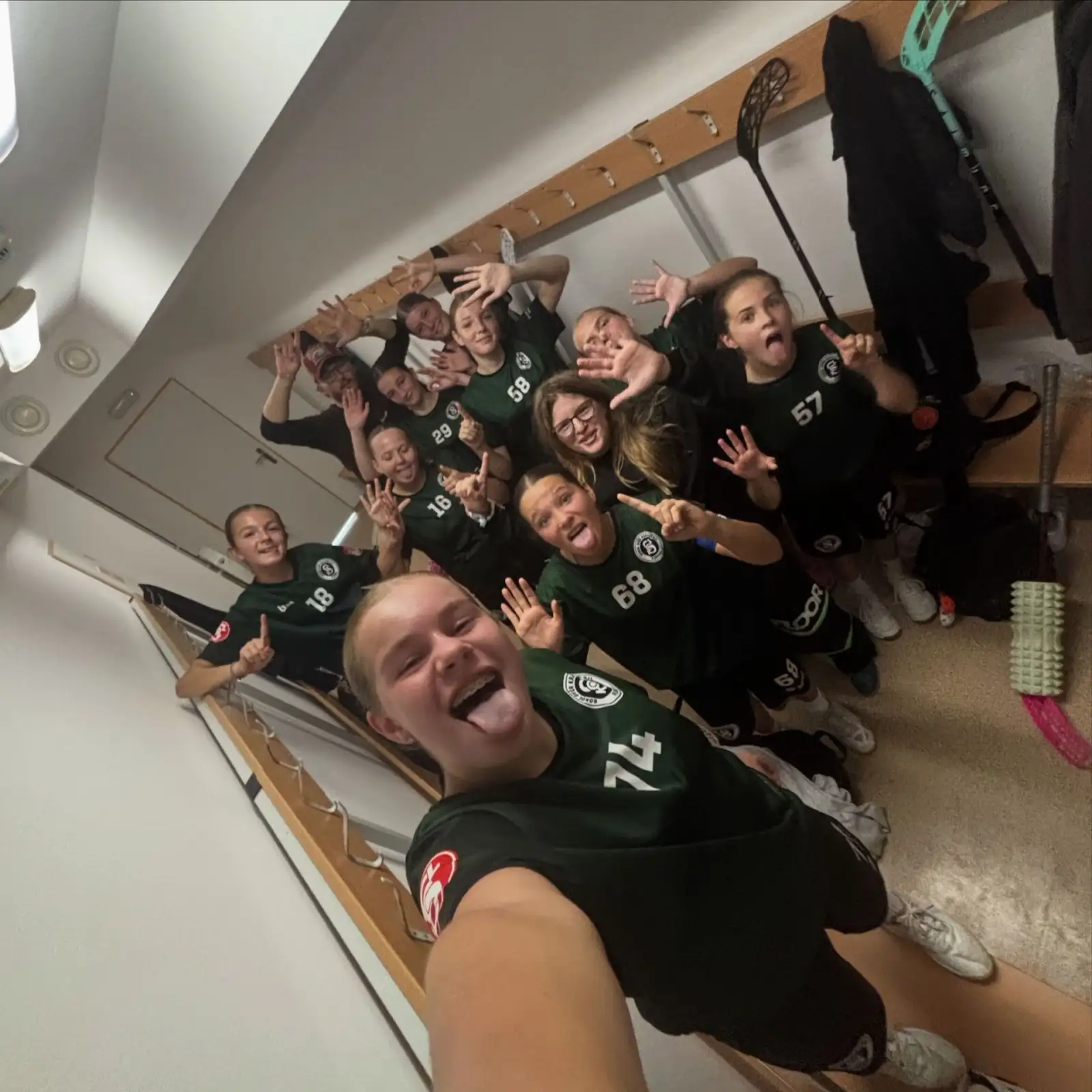 Starší žákyně přivezly z Hostinného plný počet bodů